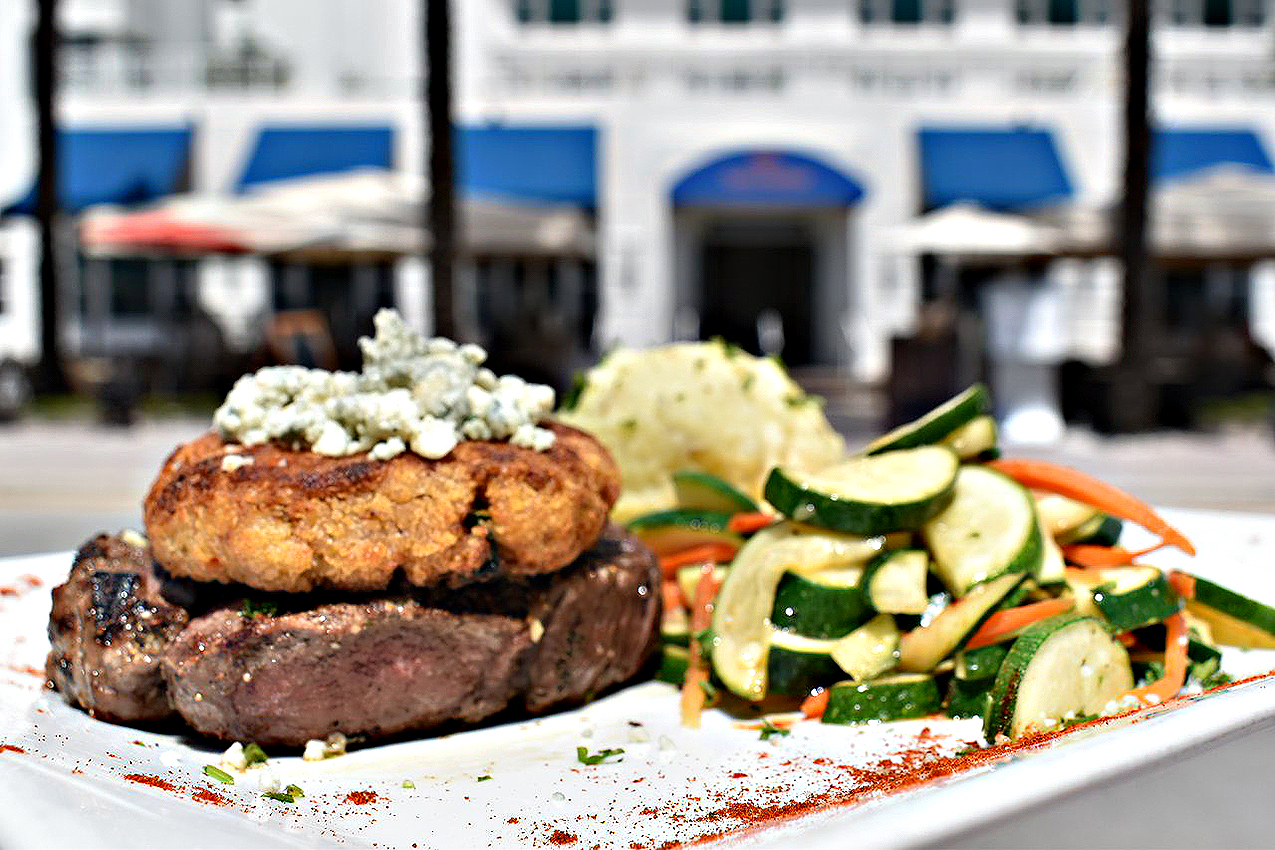 CafeDelMar_steak-and-crab-cake