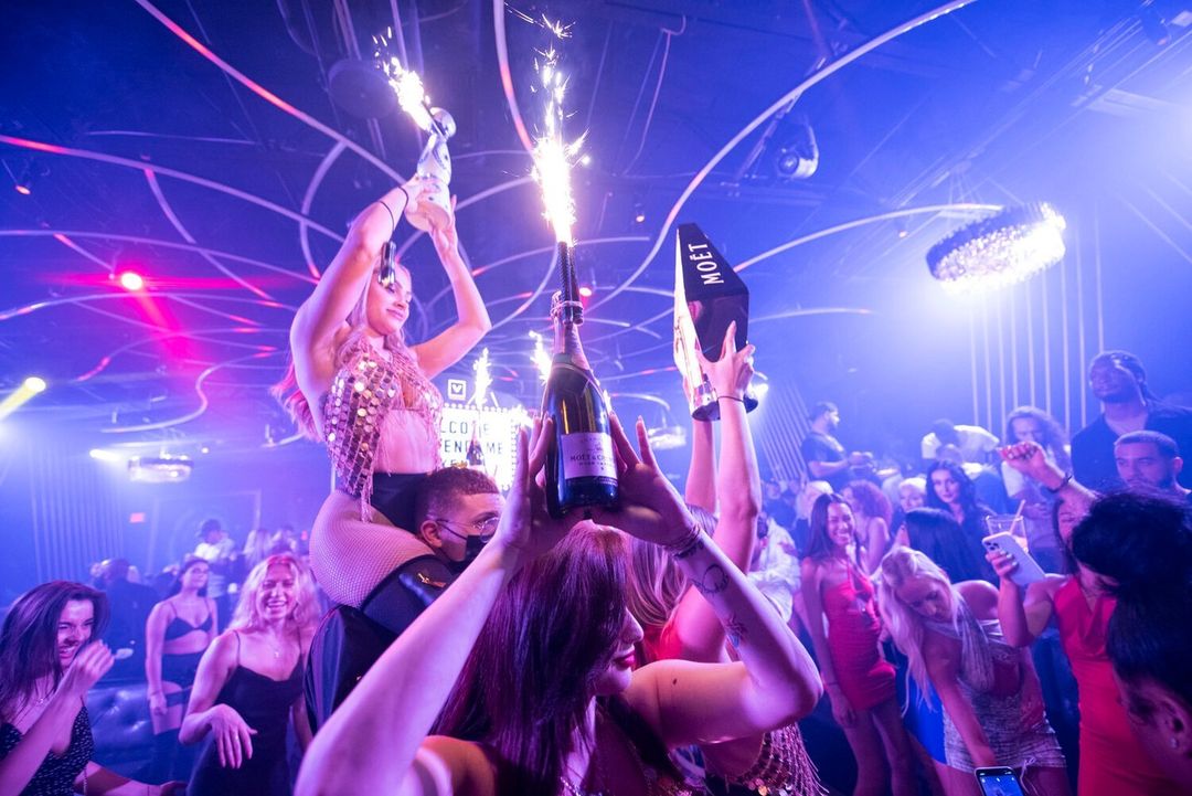 miami_clubcrawl_317655850_609303384327055_6887716759254429265_n