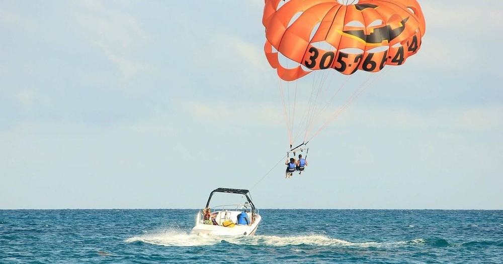 parasailing-347350_1280