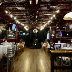 230211 WiltonManors Bar ScandalsSaloon Rezension Buehne Tische