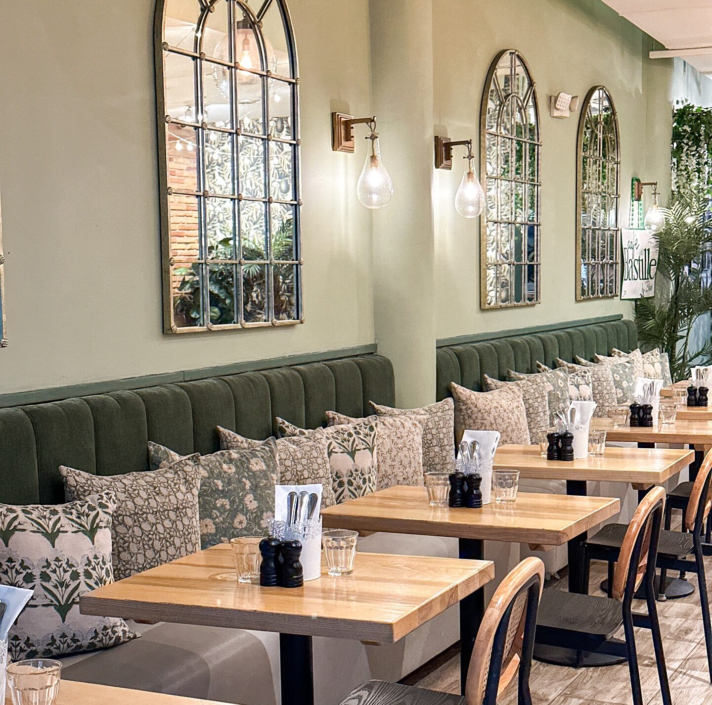 cafebastillemiami_1702474632_3256915738013972683_3058954116